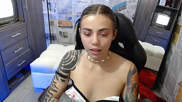 Snapshot of i_am_nina_ chatting on February 13, 11:15 pm i am nina online show from February 13, 11:15 pm