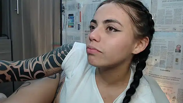 Snapshot of i_am_nina_ chatting on February 22, 2:50 am i am nina online show from February 22, 2:50 am