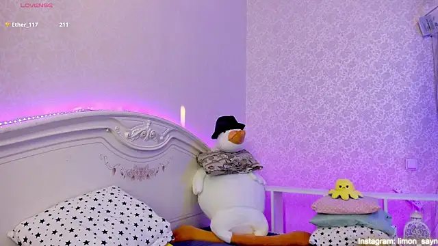 LillyMoure  online show from February 18, 3:10 am