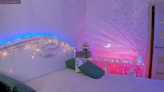 LillyMoure  online show from January 17, 11:30 pm