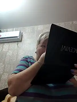 Snapshot of EffectFiona chatting on February 2, 11:00 pm EffectFiona online show from February 2, 11:00 pm