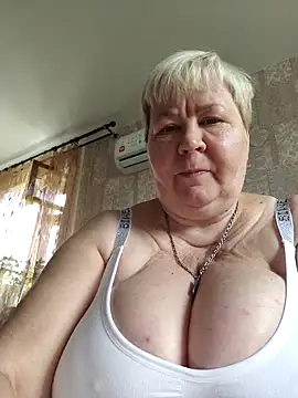 Snapshot of EffectFiona chatting on September 15, 2:33 am EffectFiona online show from September 15, 2:33 am