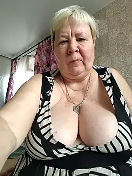 Snapshot of EffectFiona chatting on October 2, 4:19 am EffectFiona online show from October 2, 4:19 am