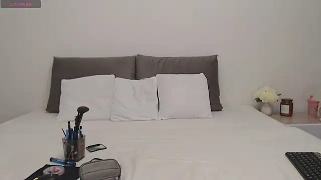 Snapshot of Kate001 chatting on February 1, 5:39 am Kate001 online show from February 1, 5:39 am