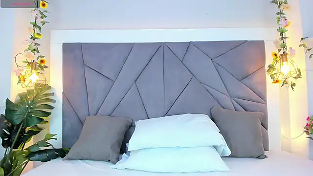 KiarhaTrixie online show from December 18, 3:23 am