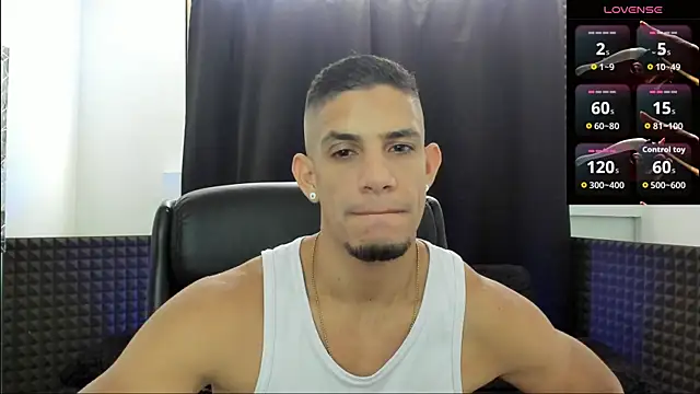 Snapshot of jhonnysnow17 chatting on August 4, 2:41 pm jhonnysnow17 online show from August 4, 2:41 pm