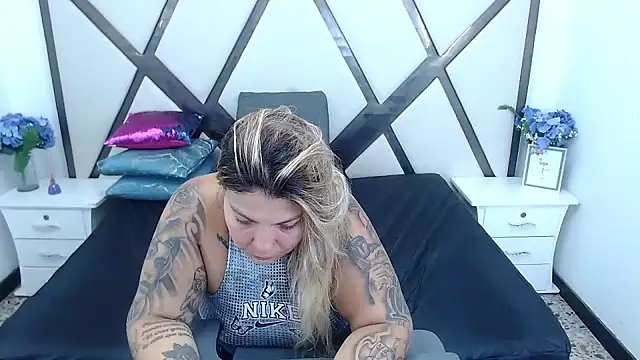 Snapshot of ChloexBigAss chatting on January 23, 8:56 pm ChloexBigAss online show from January 23, 8:56 pm