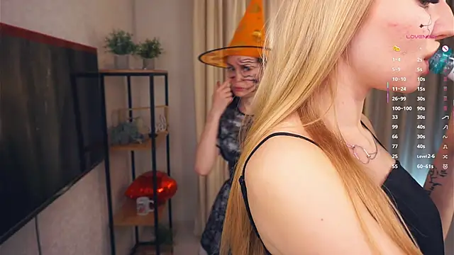 Snapshot of EllenReeves chatting on October 31, 6:25 am EllenReeves online show from October 31, 6:25 am