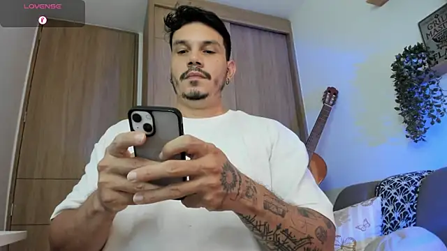 Snapshot of alejandro_stark chatting on June 18, 9:52 pm alejandro stark online show from June 18, 9:52 pm