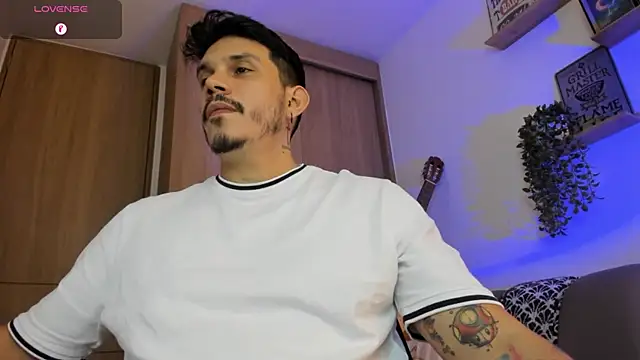 Snapshot of alejandro_stark chatting on June 20, 10:56 pm alejandro stark online show from June 20, 10:56 pm