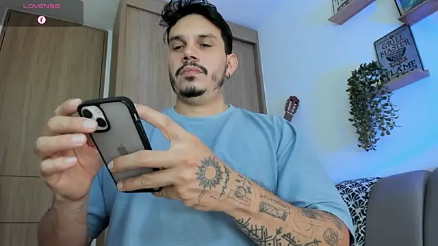 Snapshot of alejandro_stark chatting on June 24, 8:52 pm alejandro stark online show from June 24, 8:52 pm