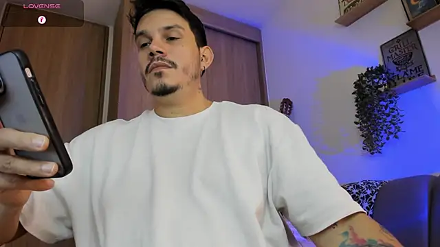 Snapshot of alejandro_stark chatting on June 29, 10:15 am alejandro stark online show from June 29, 10:15 am