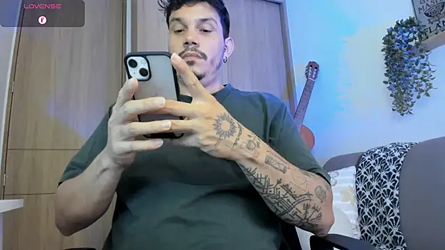 Snapshot of alejandro_stark chatting on July 1, 2:40 pm alejandro stark online show from July 1, 2:40 pm
