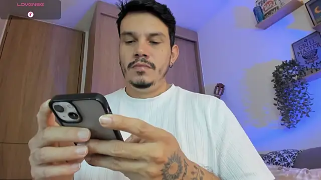 Snapshot of alejandro_stark chatting on July 14, 10:21 am alejandro stark online show from July 14, 10:21 am