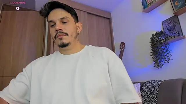 Snapshot of alejandro_stark chatting on July 22, 9:50 pm alejandro stark online show from July 22, 9:50 pm