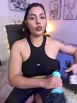 GigiiStone online show from February 10, 8:10 pm