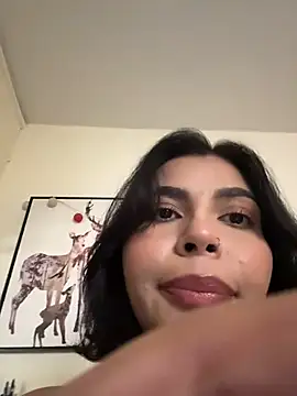 GigiiStone online show from February 5, 6:01 pm