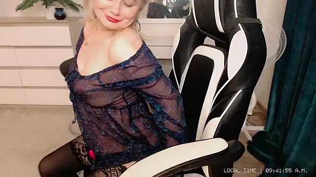 Snapshot of Lola_Richie chatting on December 13, 4:43 am Lola Richie online show from December 13, 4:43 am