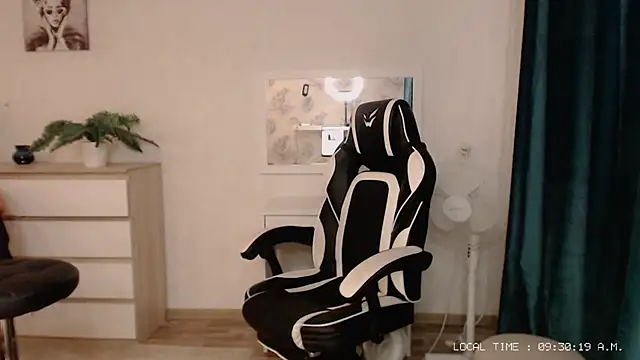 Snapshot of Lola_Richie chatting on February 17, 4:31 am Lola Richie online show from February 17, 4:31 am