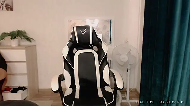 Snapshot of Lola_Richie chatting on March 10, 10:59 am Lola Richie online show from March 10, 10:59 am