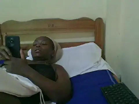 Snapshot of sweet-frida22 chatting on February 15, 9:49 am sweet-frida22 online show from February 15, 9:49 am