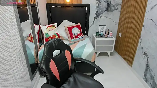 LORENADAVIES online show from November 25, 7:03 pm