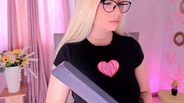 Misselektra   online show from March 7, 1:30 pm