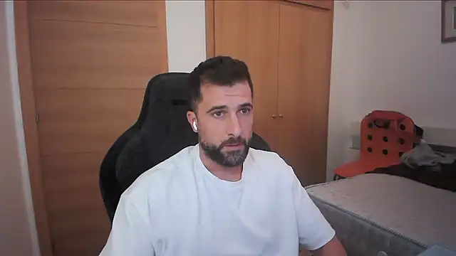 Snapshot of alex877x chatting on October 8, 7:39 am alex877x online show from October 8, 7:39 am