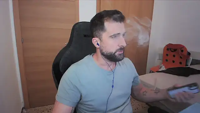 Snapshot of alex877x chatting on October 10, 7:07 am alex877x online show from October 10, 7:07 am