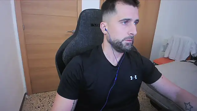 Snapshot of alex877x chatting on October 11, 8:35 am alex877x online show from October 11, 8:35 am