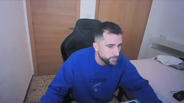 Snapshot of alex877x chatting on November 16, 12:11 pm alex877x online show from November 16, 12:11 pm