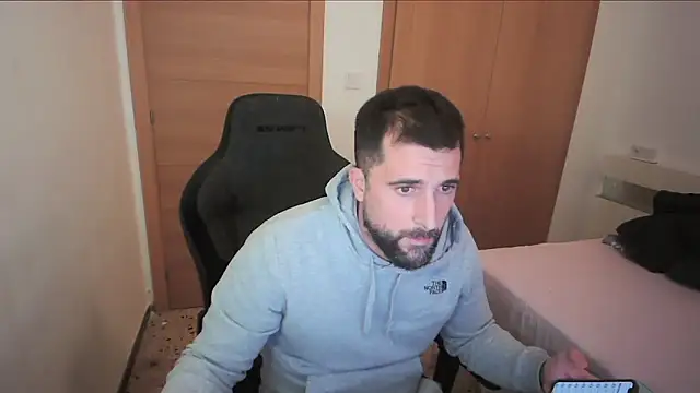 Snapshot of alex877x chatting on November 26, 2:23 am alex877x online show from November 26, 2:23 am