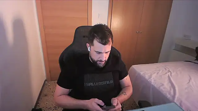 Snapshot of alex877x chatting on November 29, 2:09 pm alex877x online show from November 29, 2:09 pm