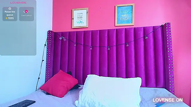 Snapshot of littlee_emilyy_ chatting on December 12, 3:05 pm littlee emilyy  online show from December 12, 3:05 pm