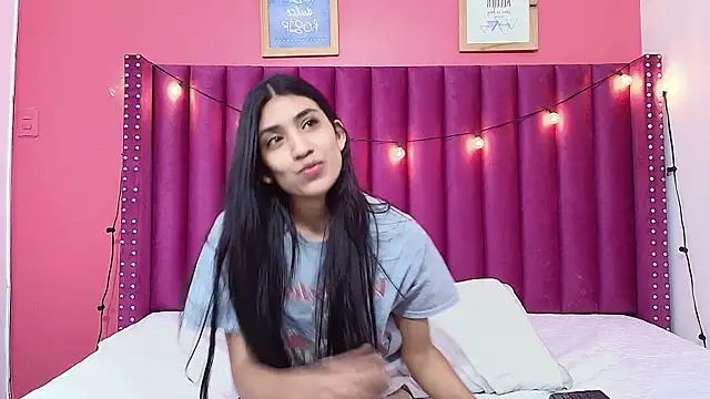 Snapshot of littlee_emilyy_ chatting on January 22, 5:59 am littlee emilyy  online show from January 22, 5:59 am