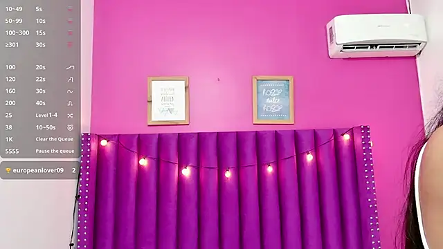 Snapshot of littlee_emilyy_ chatting on February 22, 3:01 am littlee emilyy  online show from February 22, 3:01 am