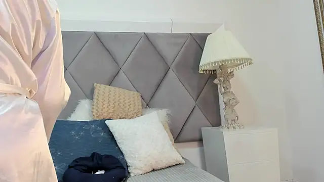 Snapshot of MiaMancini chatting on November 20, 8:52 pm MiaMancini online show from November 20, 8:52 pm