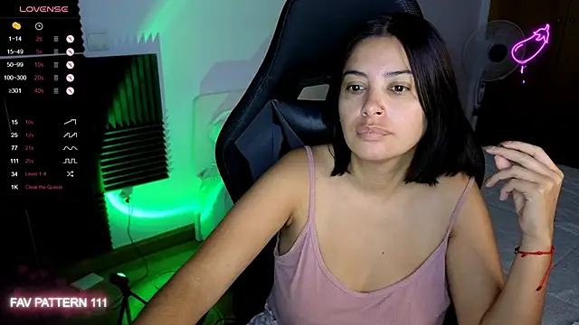 Snapshot of AnnaQueen chatting on October 18, 2:25 am AnnaQueen online show from October 18, 2:25 am