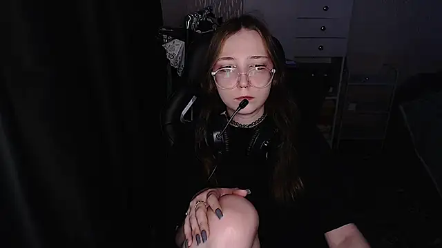 AmeliaKamishiro online show from December 18, 4:24 pm