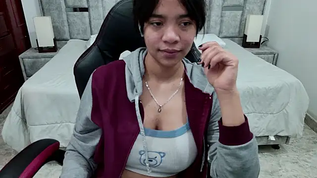 Snapshot of laureentt_ chatting on May 6, 3:13 am laureentt online show from May 6, 3:13 am