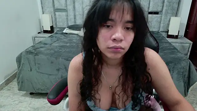 Snapshot of laureentt_ chatting on June 3, 3:09 am laureentt online show from June 3, 3:09 am