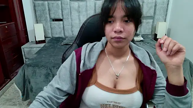 Snapshot of laureentt_ chatting on June 8, 3:18 am laureentt online show from June 8, 3:18 am