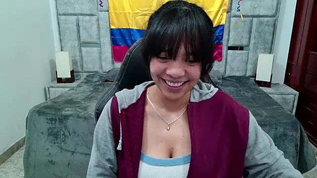 Snapshot of laureentt_ chatting on June 13, 3:15 am laureentt online show from June 13, 3:15 am
