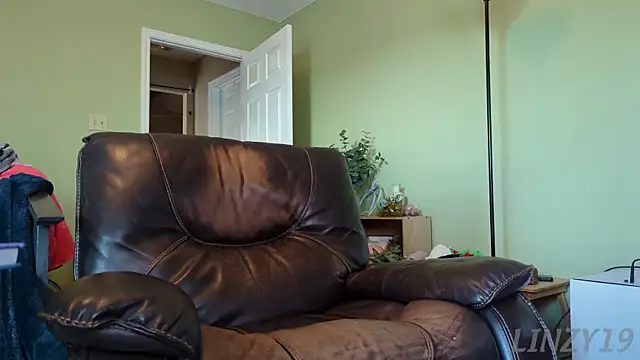 Snapshot of Linzy_19 chatting on January 12, 3:57 pm Linzy 19 online show from January 12, 3:57 pm