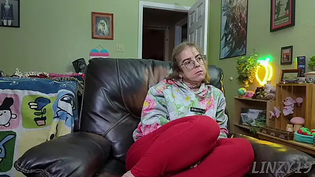 Snapshot of Linzy_19 chatting on January 24, 3:54 am Linzy 19 online show from January 24, 3:54 am