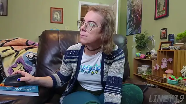 Snapshot of Linzy_19 chatting on January 24, 4:17 pm Linzy 19 online show from January 24, 4:17 pm