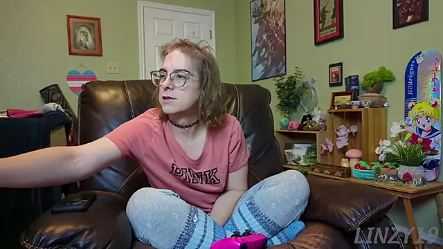 Snapshot of Linzy_19 chatting on January 25, 3:40 am Linzy 19 online show from January 25, 3:40 am