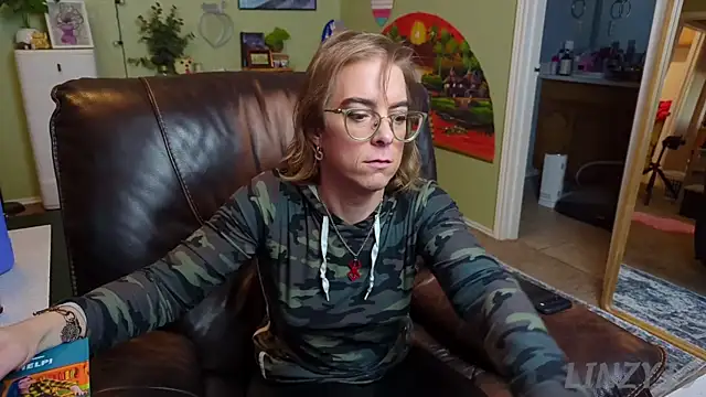 Snapshot of Linzy_19 chatting on February 1, 12:18 am Linzy 19 online show from February 1, 12:18 am