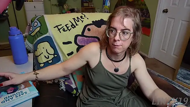 Snapshot of Linzy_19 chatting on February 4, 12:19 am Linzy 19 online show from February 4, 12:19 am