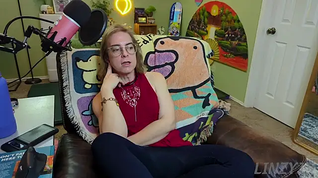 Snapshot of Linzy_19 chatting on February 5, 12:31 am Linzy 19 online show from February 5, 12:31 am